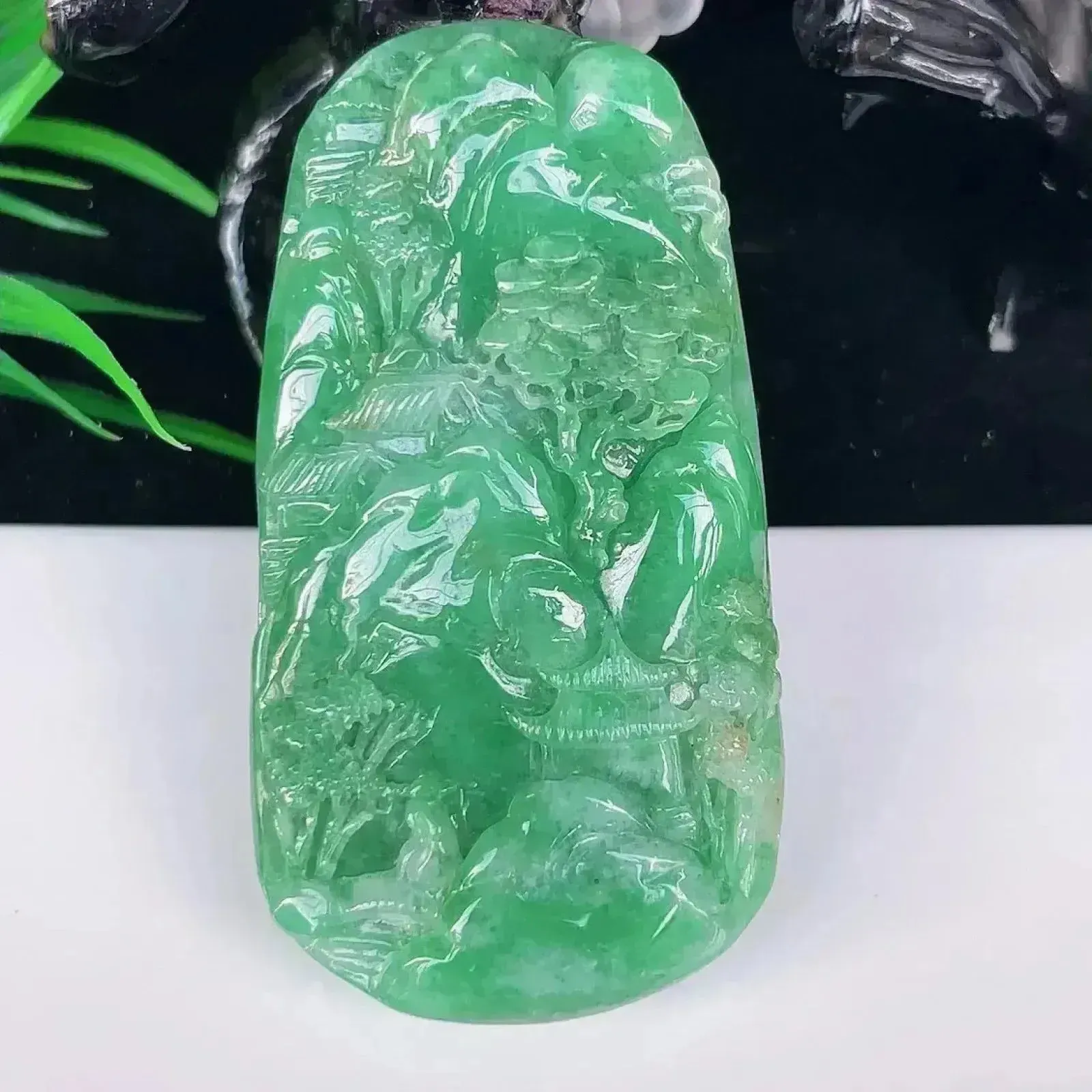 大件厚庄  冰润满绿精雕山水牌翡翠挂件   雕工精细，线条流畅，生动立体，淋漓尽致  颜色清爽  沁人心脾  层次分明  佩戴优雅大方，（请在自然光欣赏）（顶珠为饰珠）E001  （请在自然光欣赏）尺寸75-40.5-11mm