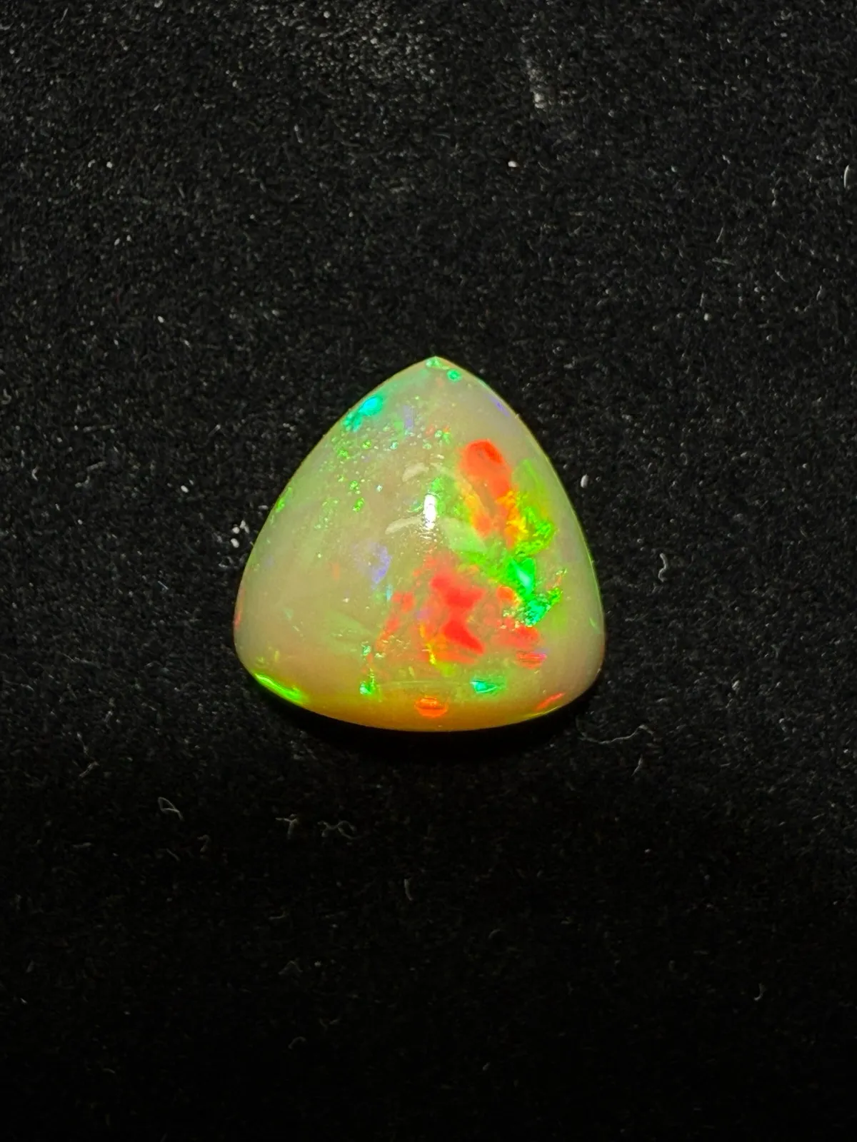 7.075ct天然彩欧泊裸石，尺寸13.9*14.2*8mm，颜色美艳，油画般色彩，火彩足。