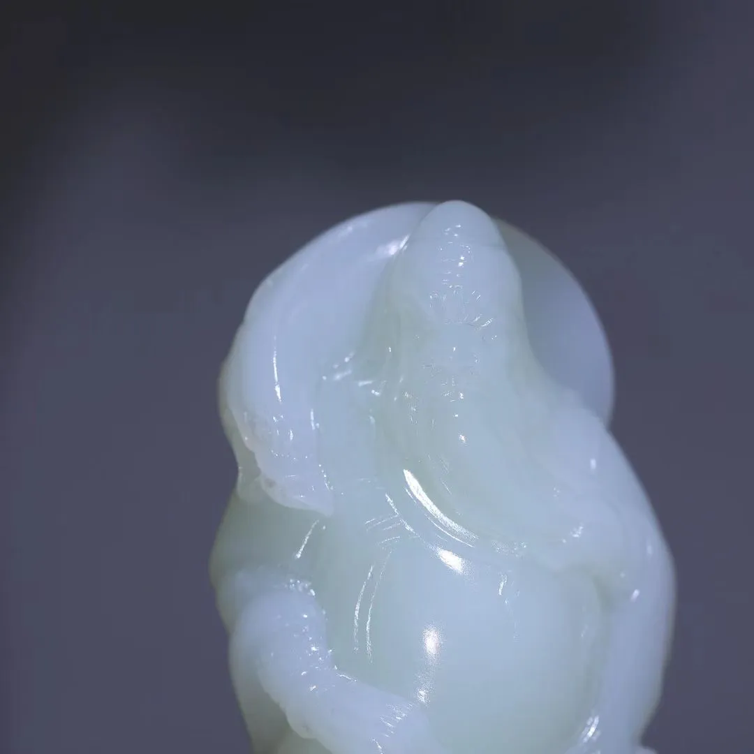 浩然典藏
【关公定乾坤】精品羊脂白玉，润若凝脂膏，浮雕层叠泛月华。关公垂目观心沉静入定，长须流瀑破