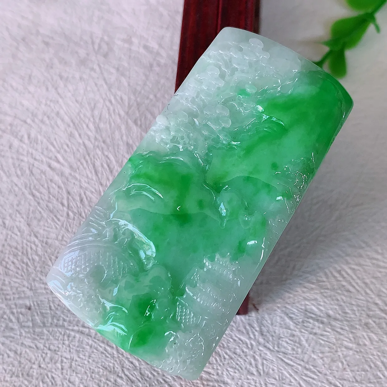 自然光实拍，冰飘绿山水牌吊坠，翡翠山水，立体生动形象，山水素材布局合理，意境感佳，佩戴上身效果更高贵 #1.16