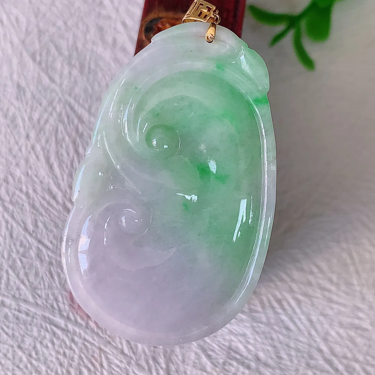 18k金镶嵌水润春带彩翡翠吊坠，沁人心脾，精致典雅的设计，为佩戴者，增添色彩，送礼自留都是佳品选择！#00.16
