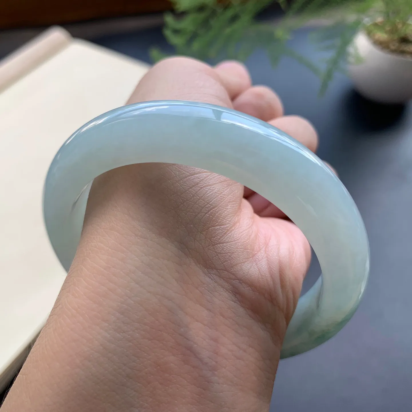 57圈口飘花正圈手镯 尺寸：57-13-9，无纹裂，细腻光滑，花色飘逸
