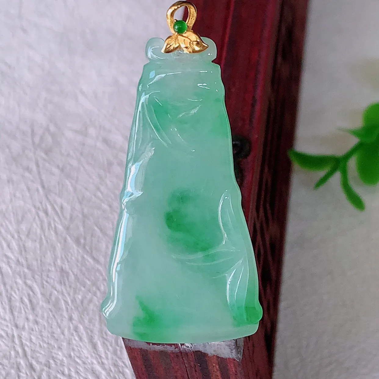 自然光实拍，18K金镶嵌冰飘绿竹节翡翠吊坠。竹节寓意“节节高，官运亨通，前程似锦，水润莹泽，清秀高雅