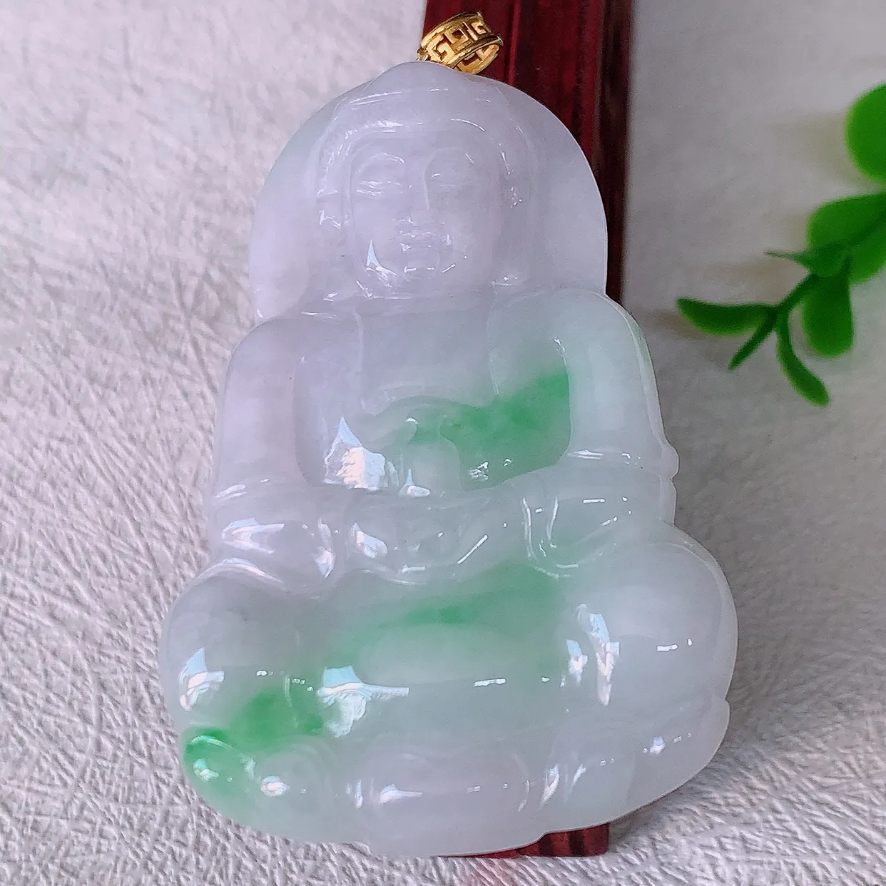 自然光实拍，18K金镶嵌冰润飘绿观音菩萨吊坠，赐福翡翠观音，翠绿迷人，观音面相端庄，佩戴时尚出众！#35.16整体59.5裸石53*35.5*5.8