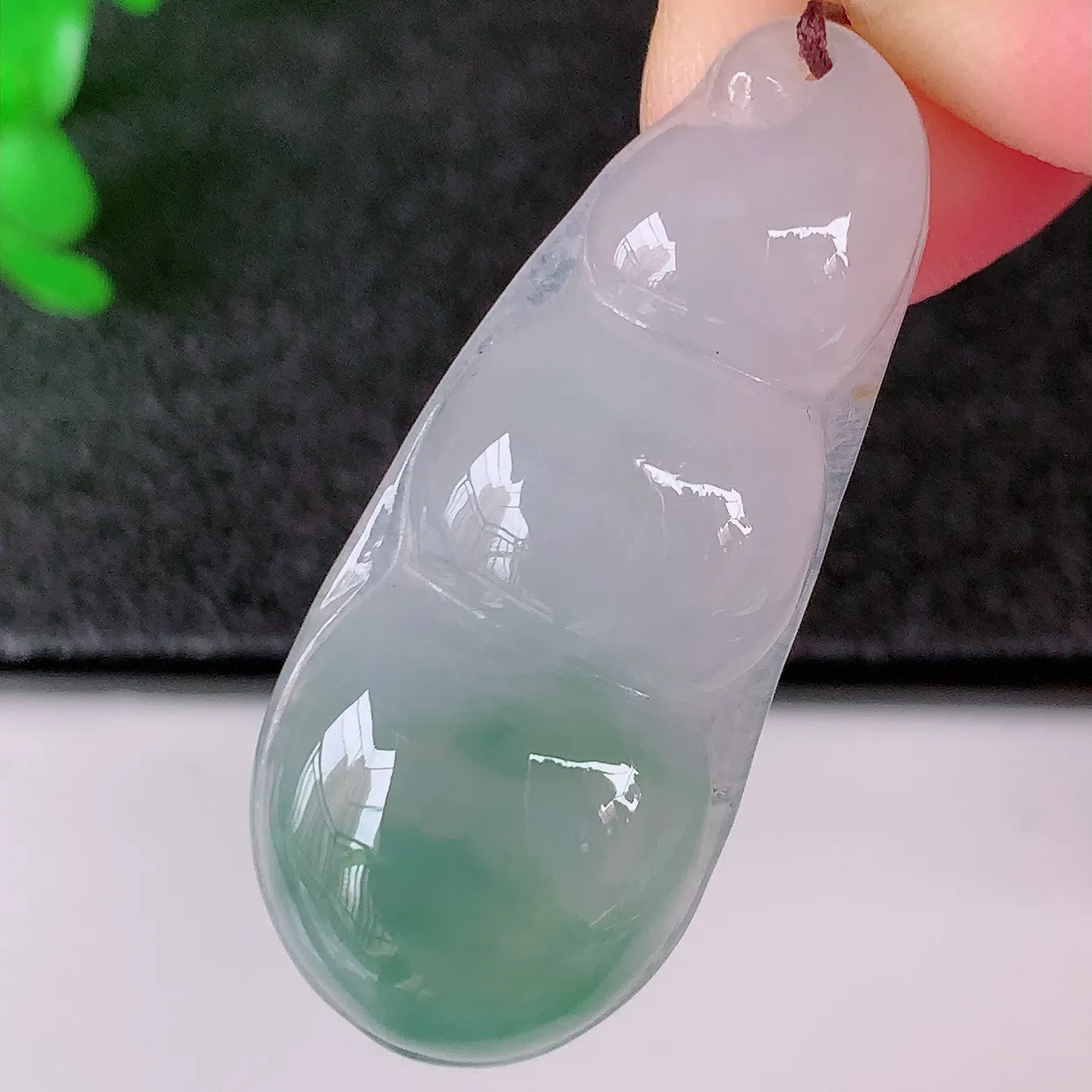 自然光实拍，冰种飘花翡翠四季豆吊坠，平安豆福豆玉坠，冰润通透，豆粒饱满，寓意：豆蔻年华！#57.16