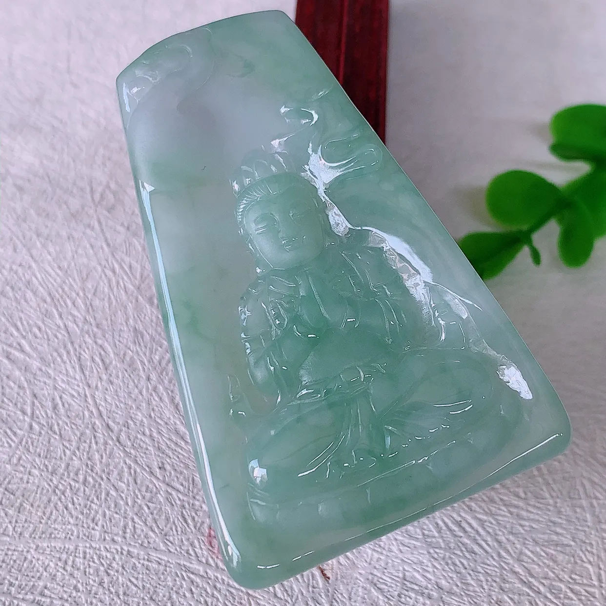 自然光实拍，冰飘花观音菩萨吊坠，赐福翡翠观音，翠绿迷人，观音面相端庄，佩戴时尚出众！#03.16
