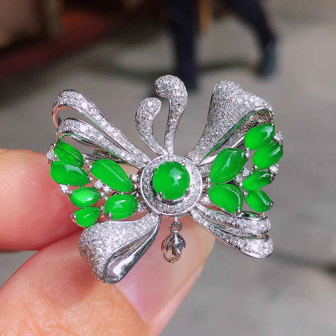 阳绿蝴蝶三用款，色泽均匀艳丽，玉质细腻，荧光感超
强，饱满圆润，尽显优雅气质，18k
金豪华镶嵌