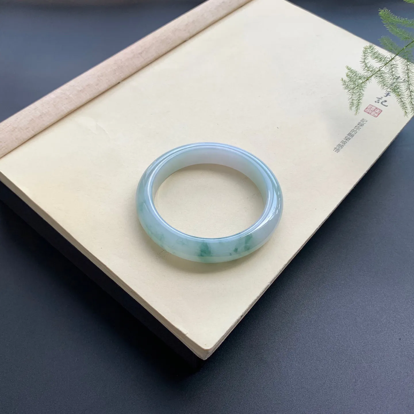 58圈口飘花正圈手镯 尺寸：58-12.5-9，无纹裂，细腻光滑，花色灵动