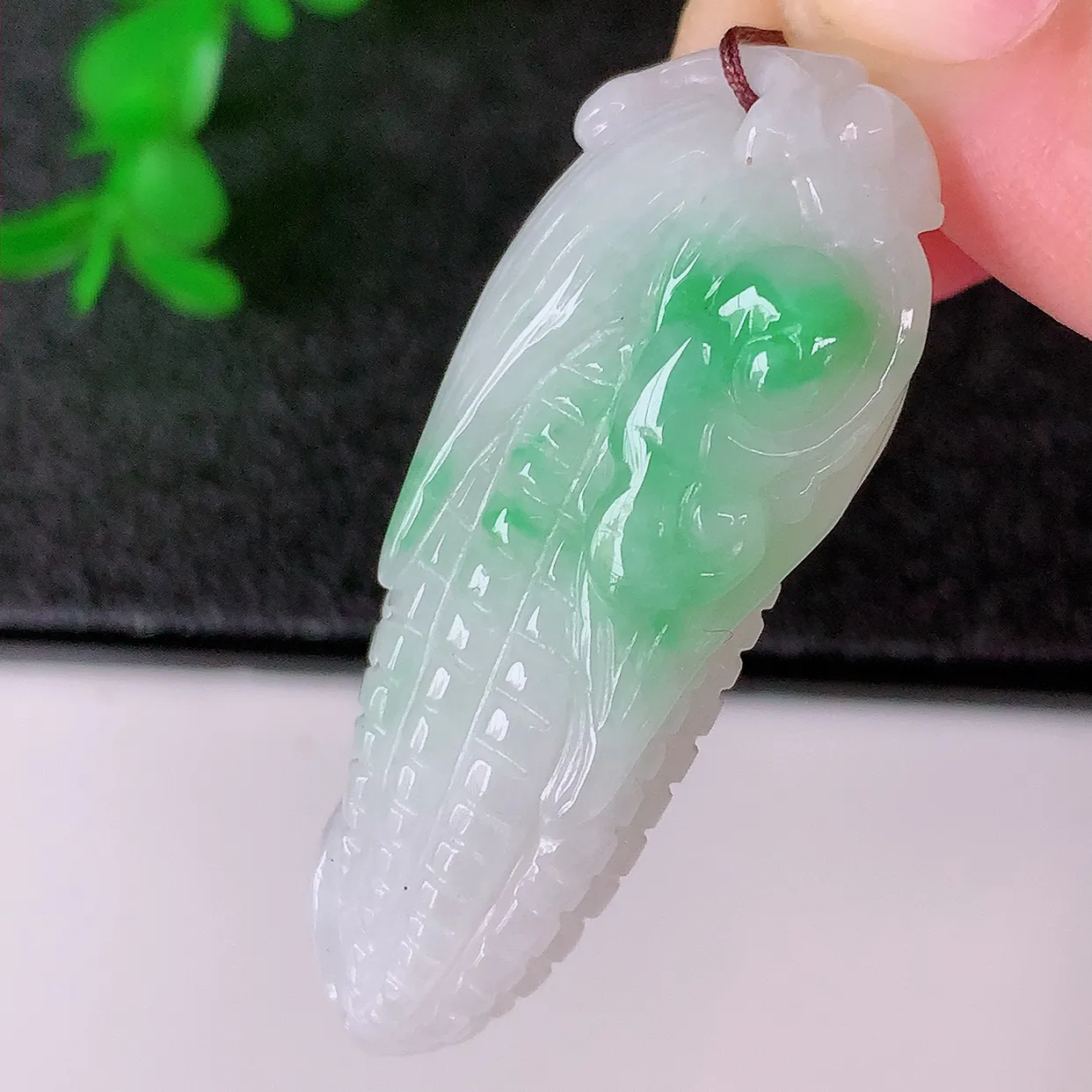 自然光实拍，水润飘绿翡翠多子多福玉米吊坠，翠色灵动，玉质细腻，颜色漂亮，品相佳，佩戴佳品！#57.1