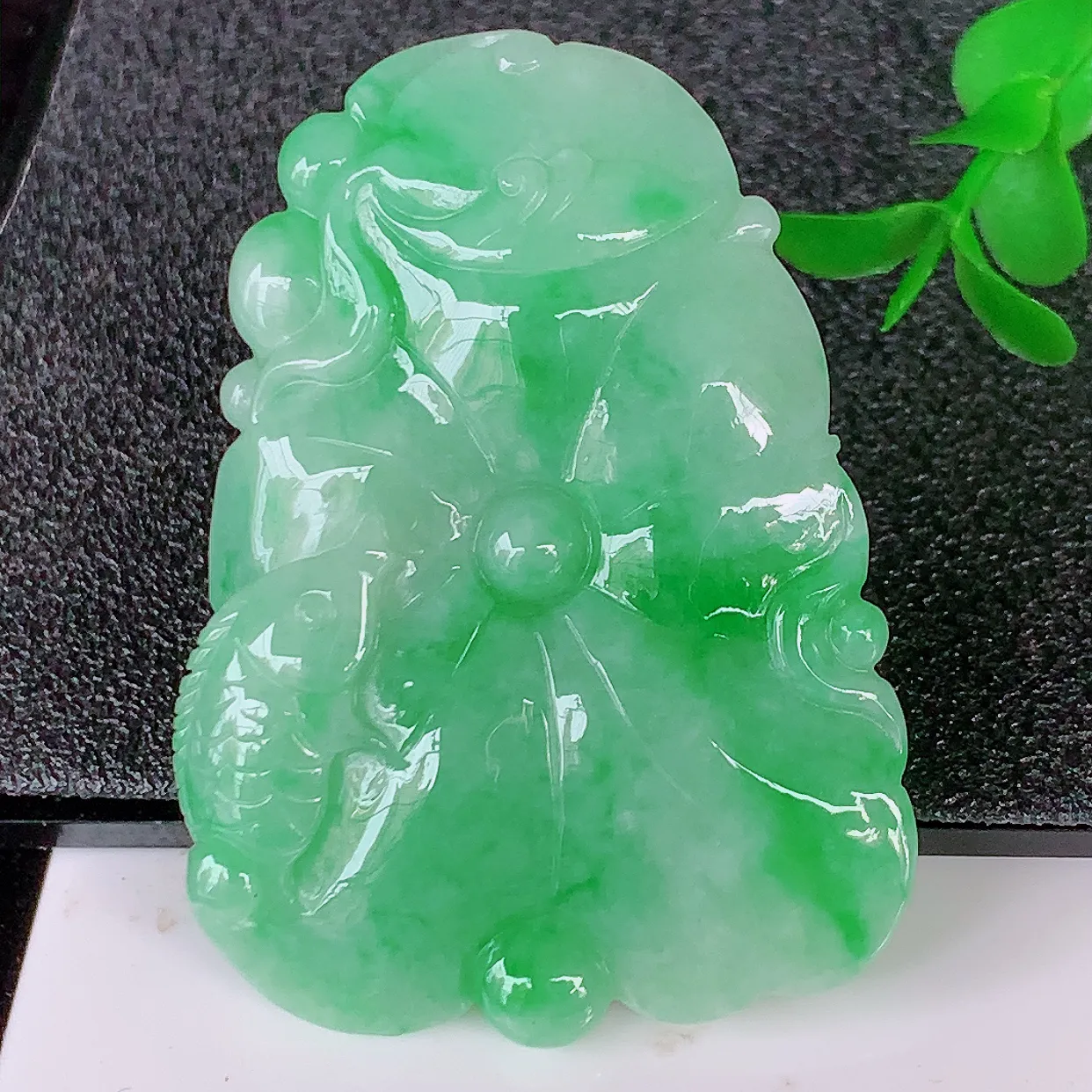 自然光实拍，冰润飘绿翡翠荷叶鱼、和和美美玉坠，财源广进，自然隐逸、荷本是素不着尘之物，有和美之寓意。#05.16