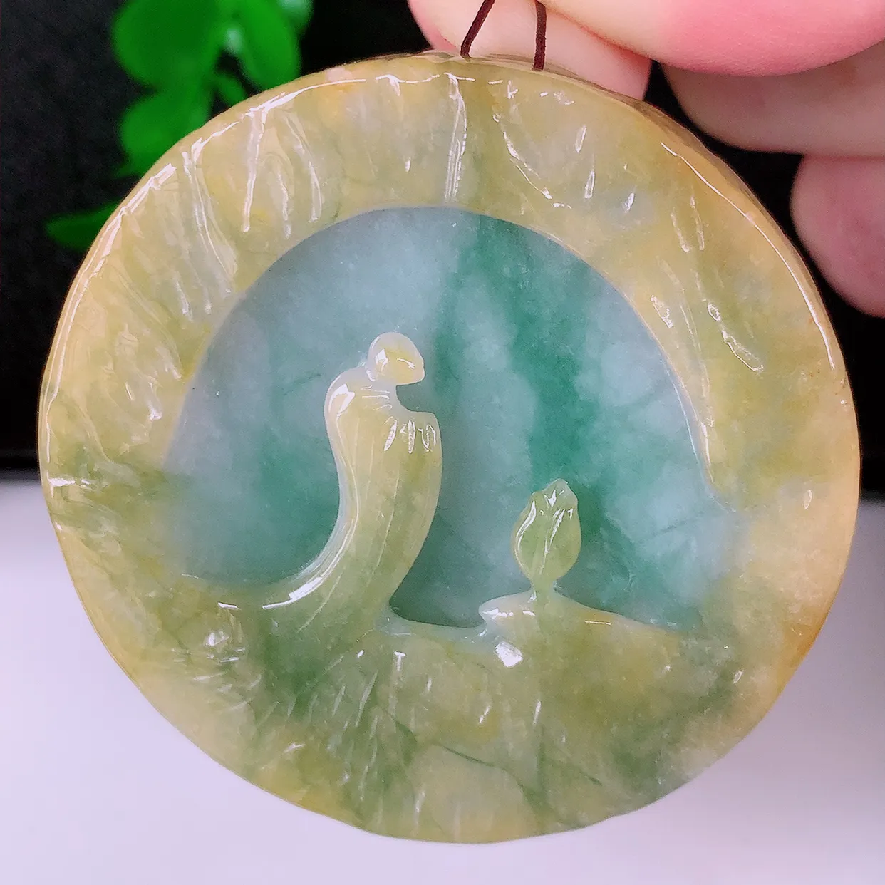 自然光实拍，特色黄加绿翡翠三彩悟道吊坠，翡翠悟道寓意“祥和，安宁，吉祥，幸福”，佩戴效果优雅迷人，性