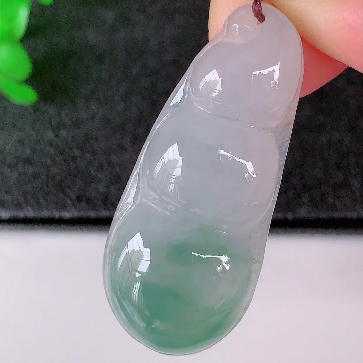 自然光实拍，冰种飘花翡翠四季豆吊坠，平安豆福豆玉坠，冰润通透，豆粒饱满，寓意：豆蔻年华！#57.16