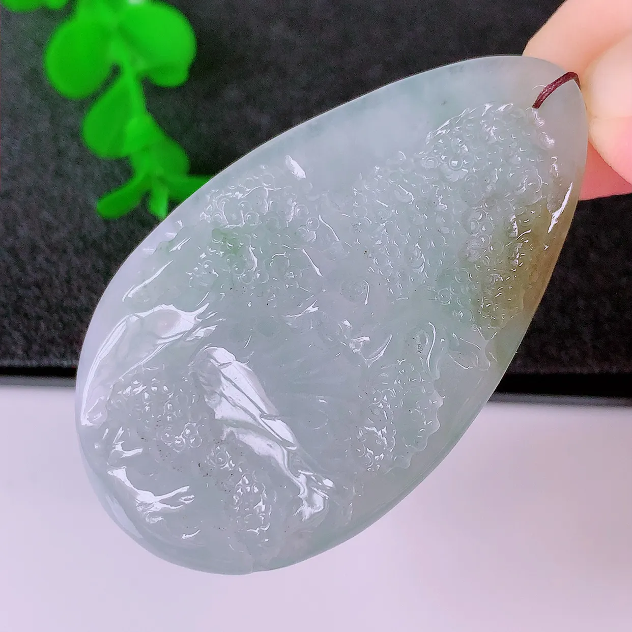自然光实拍，冰黄翡双彩翡翠山水牌吊坠，翡翠山水牌，寓意“常青、背靠大山、水（财）长流、平安之意”生机盎然的翠意，一眼既心醉，雕工精致，佩戴效果优雅迷人！#60.16