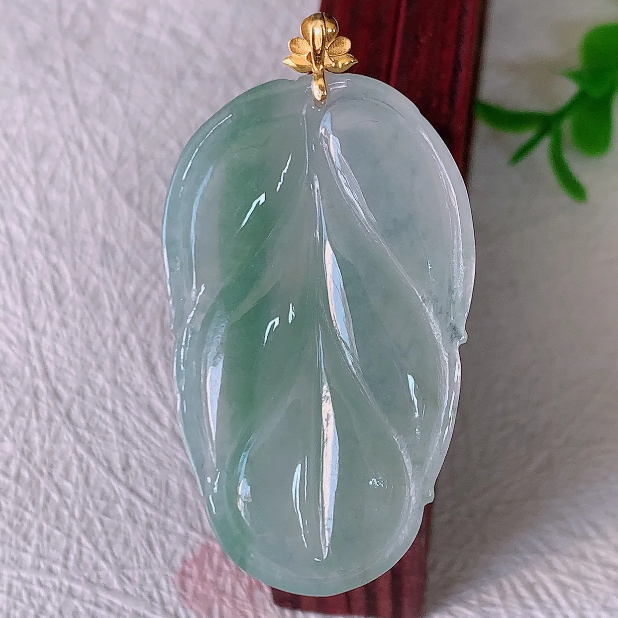 18K金镶嵌冰种飘花翡翠叶子吊坠 ，种水足，色泽清新，工艺精湛，叶子寓意美好；金枝玉叶，事业有成。#00.16