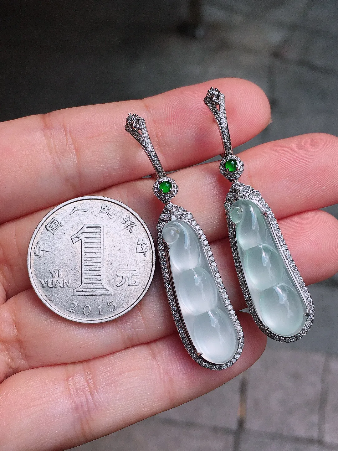冰种福豆耳坠，玉质细腻，荧光感超
强，饱满圆润，尽显优雅气质，18k
金豪华镶嵌