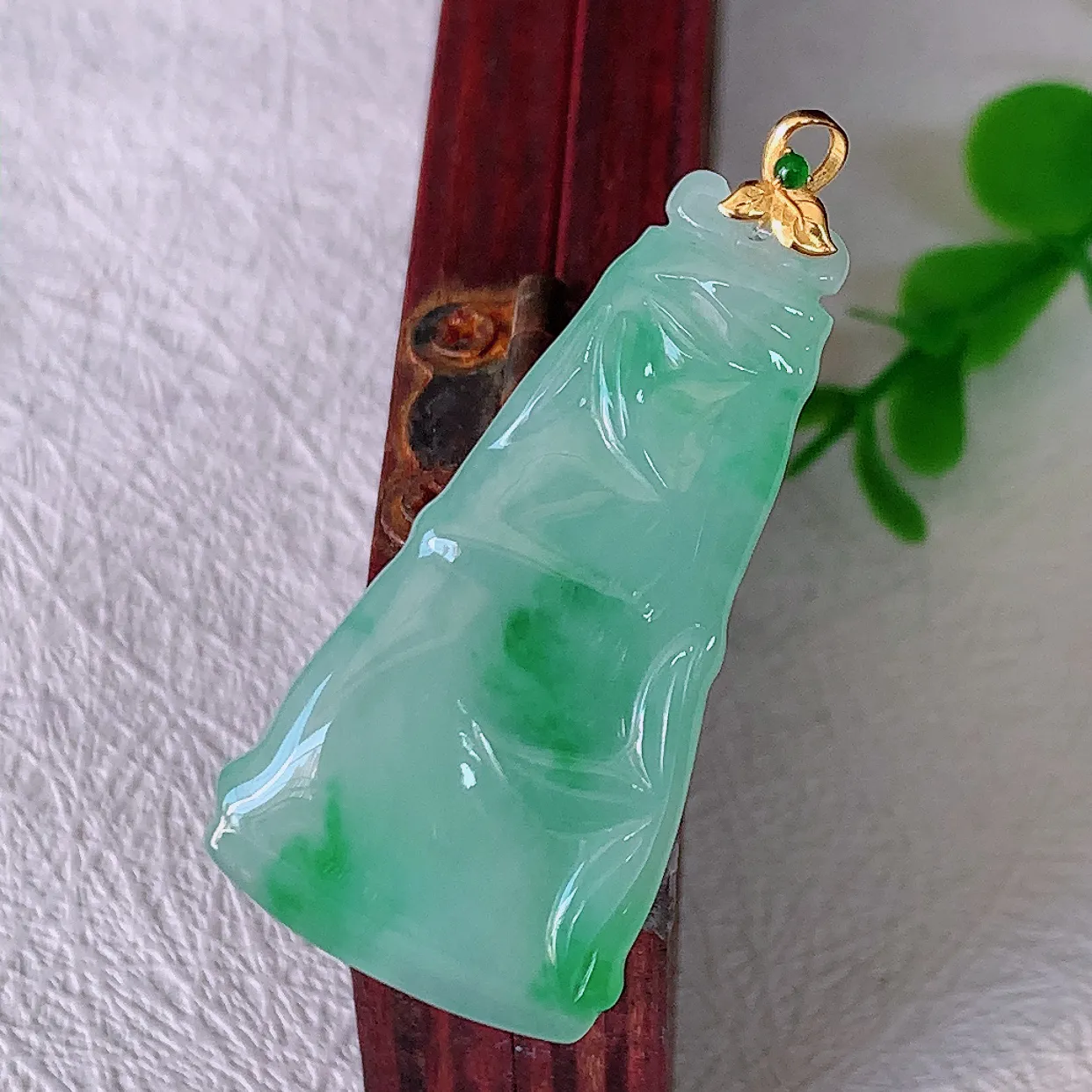 自然光实拍，18K金镶嵌冰飘绿竹节翡翠吊坠。竹节寓意“节节高，官运亨通，前程似锦，水润莹泽，清秀高雅，佩戴精美！#001.6整体40.2裸石35.5*18.8*5