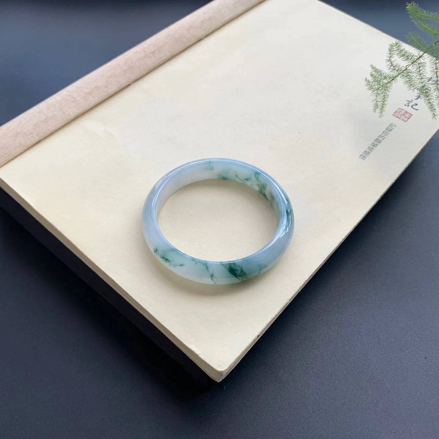 58圈口飘花正圈手镯 尺寸：58-12.6-7.3，无纹裂，细腻光滑，花色唯美