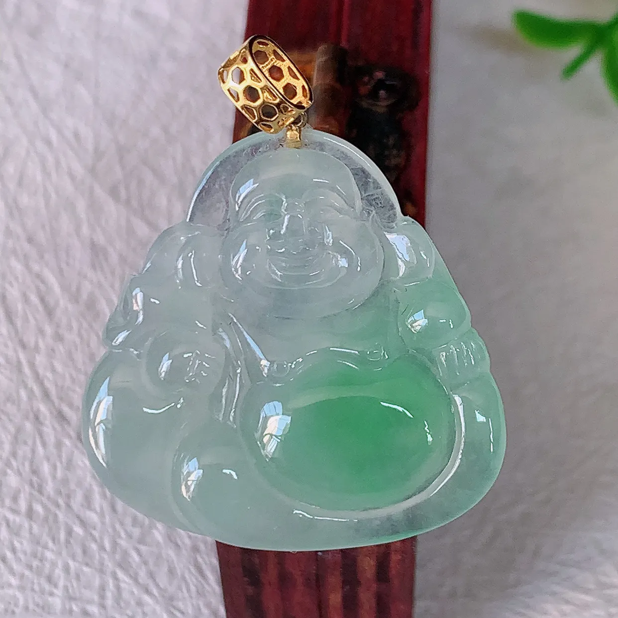 自然光实拍，18K金镶嵌冰种飘绿逍遥布袋佛翡翠吊坠，代代有钱，水足丰盈，盈满欢喜，配戴送礼佳品！#1.16整体31裸石26*26*4.5