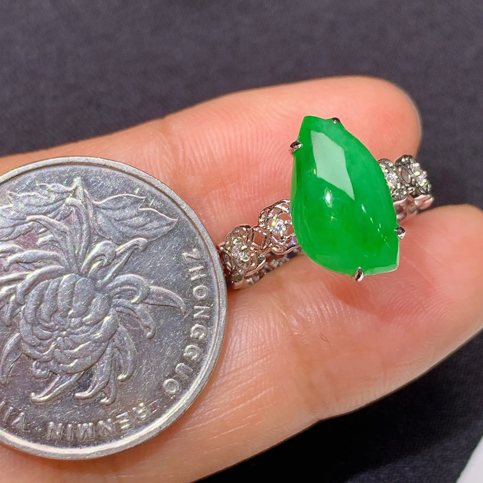 阳绿随形戒指 18k金镶嵌，简约时尚，冰润色阳，种水好 圈口13 尺寸13.5*7.8*2.6