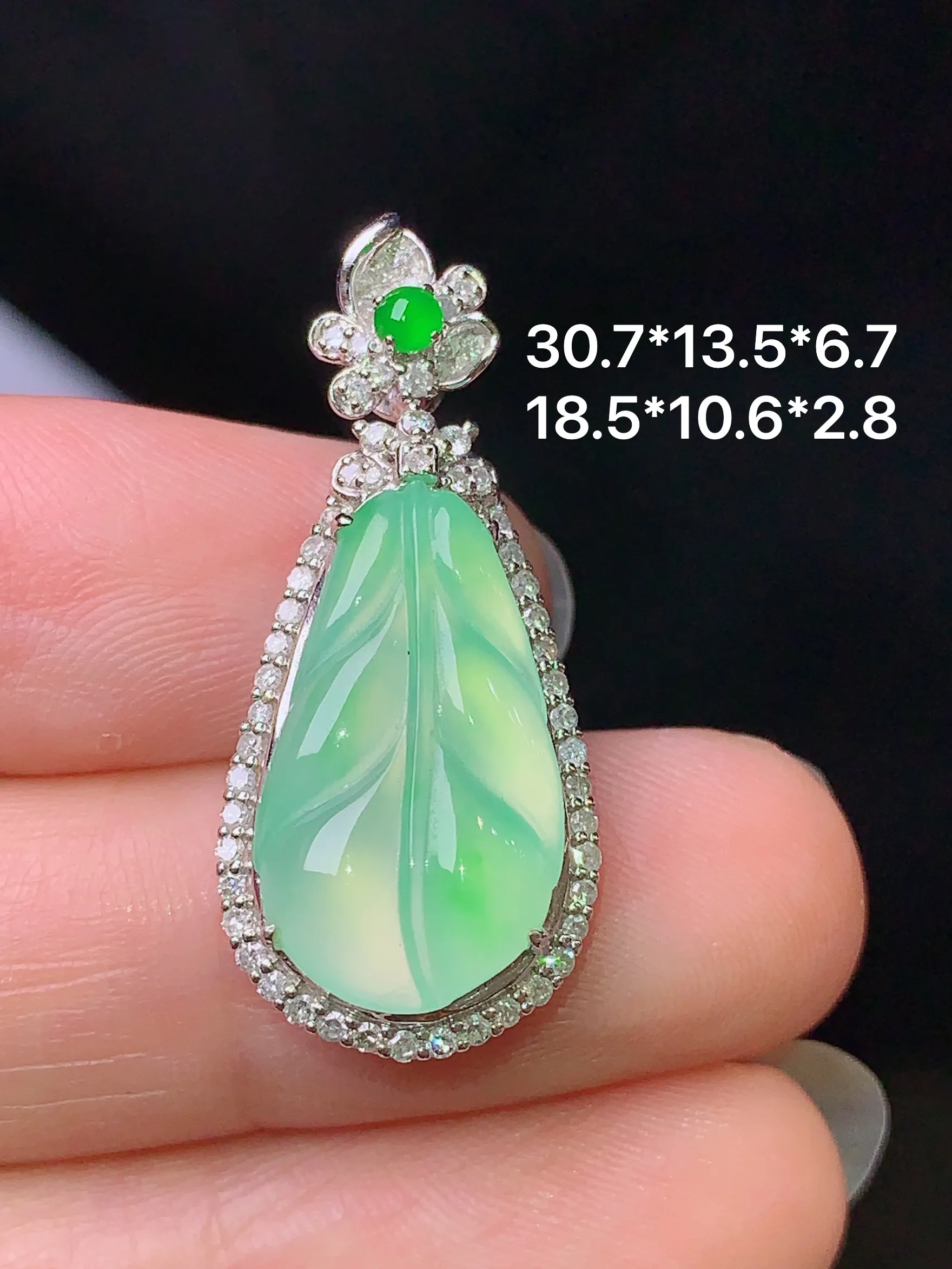 18k金钻镶嵌翠绿树叶吊坠 玉质细腻 色泽艳丽  整体尺寸30.7*13.5*6.7