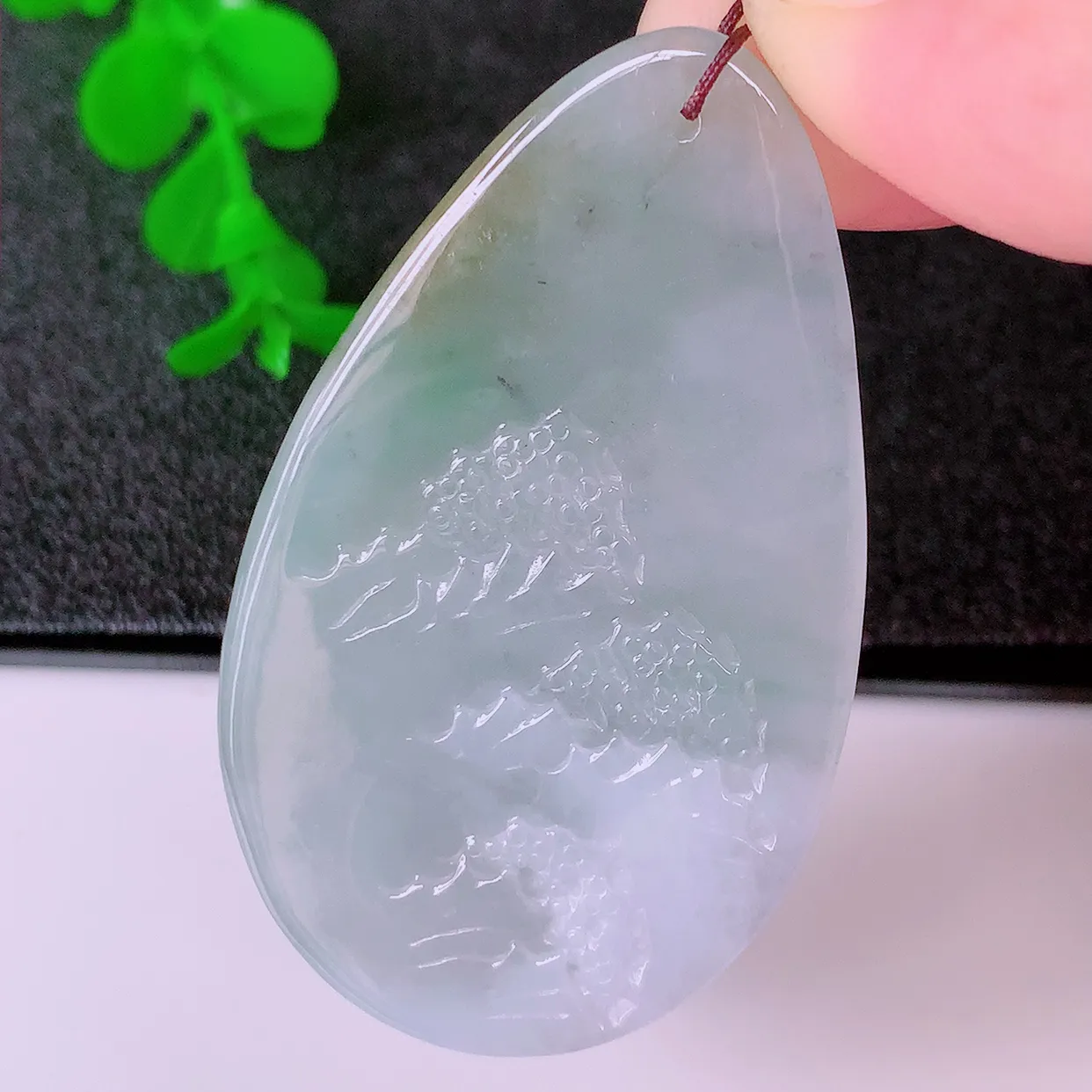 自然光实拍，冰黄翡双彩翡翠山水牌吊坠，翡翠山水牌，寓意“常青、背靠大山、水（财）长流、平安之意”生机盎然的翠意，一眼既心醉，雕工精致，佩戴效果优雅迷人！#60.16