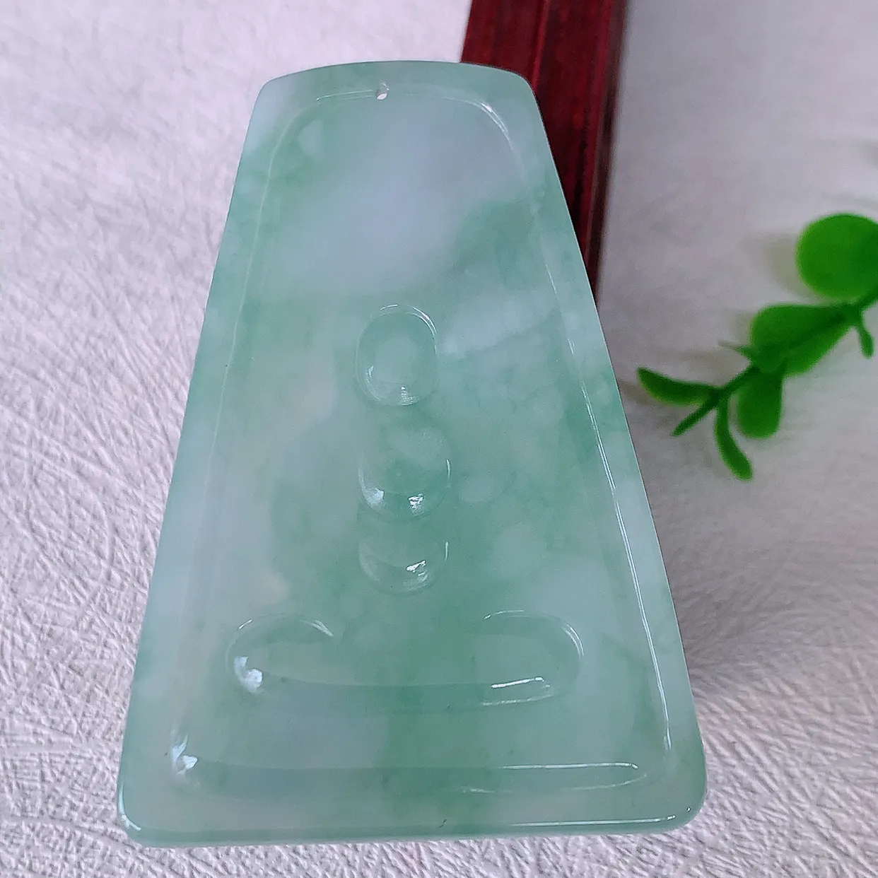 自然光实拍，冰飘花观音菩萨吊坠，赐福翡翠观音，翠绿迷人，观音面相端庄，佩戴时尚出众！#03.16