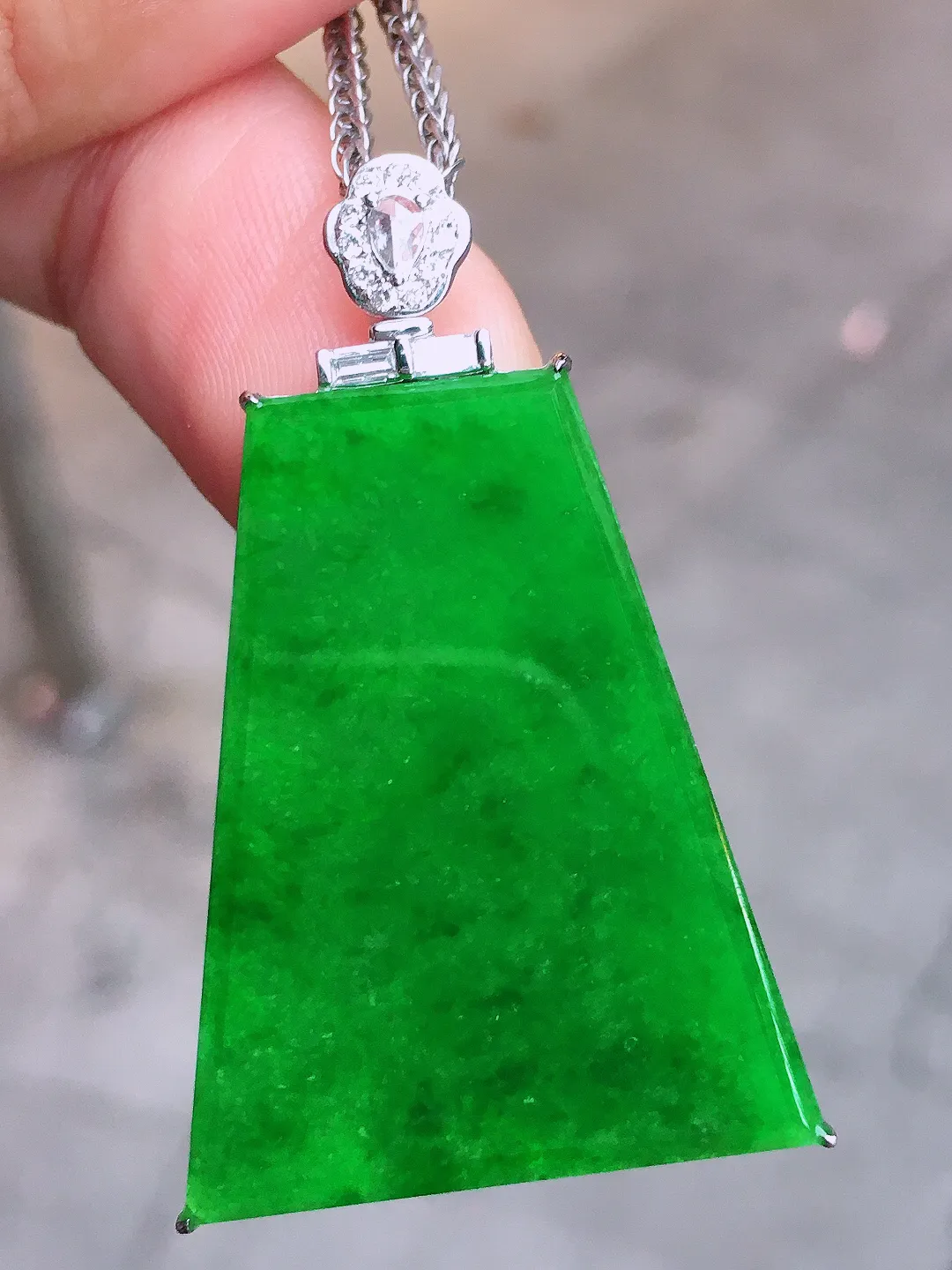 阳绿无事牌吊坠，色泽均匀艳丽，玉质细腻，荧光感超
强，饱满圆润，尽显优雅气质，18k
金豪华镶嵌