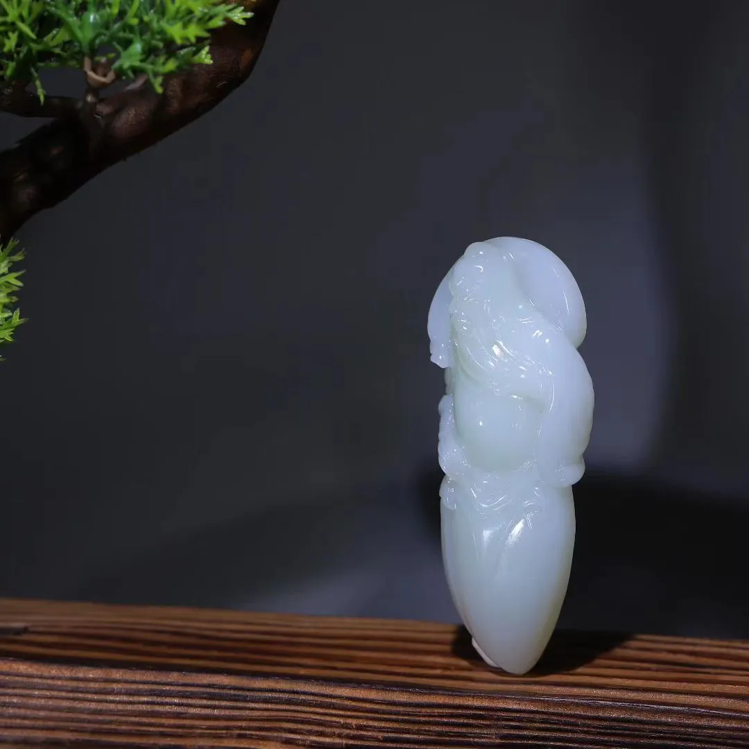 浩然典藏
【关公定乾坤】精品羊脂白玉，润若凝脂膏，浮雕层叠泛月华。关公垂目观心沉静入定，长须流瀑破空无痕，肃穆之气自莹透肌骨而生，闭目间威仪穿透玉胎。精工藏锋于润，抚之如触寒泉淬炼的雷霆。
【规格】83-36-22mm，83g
t9.16 1192