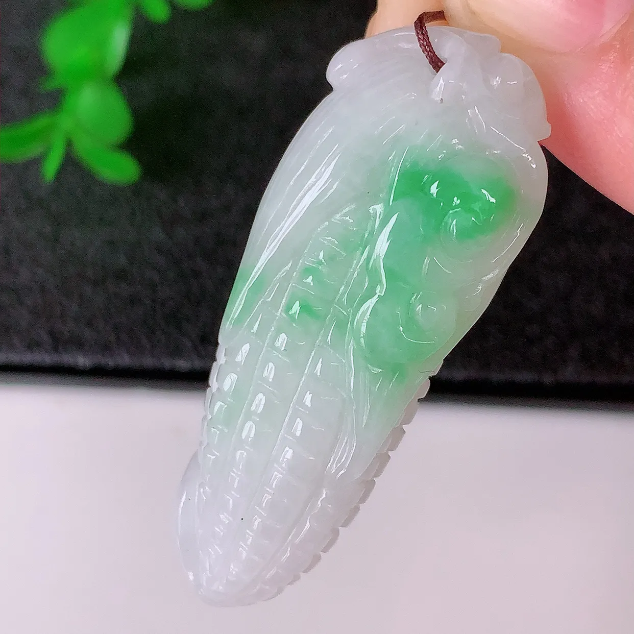 自然光实拍，水润飘绿翡翠多子多福玉米吊坠，翠色灵动，玉质细腻，颜色漂亮，品相佳，佩戴佳品！#57.16