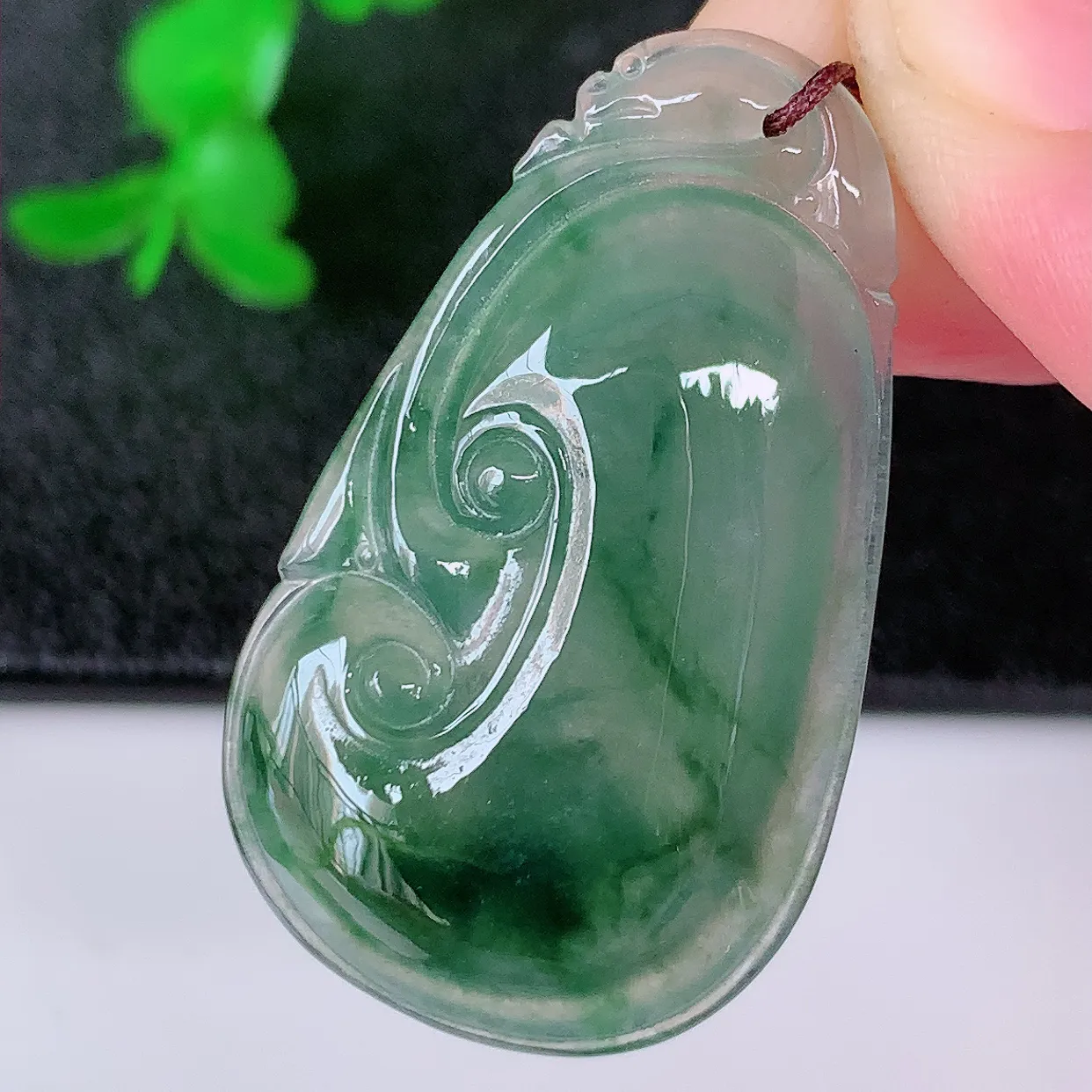 自然光实拍，冰种飘花翡翠如意吊坠，冰透，翠色灵动，饱满，万事如意，如意一生，配戴精美！#01.16