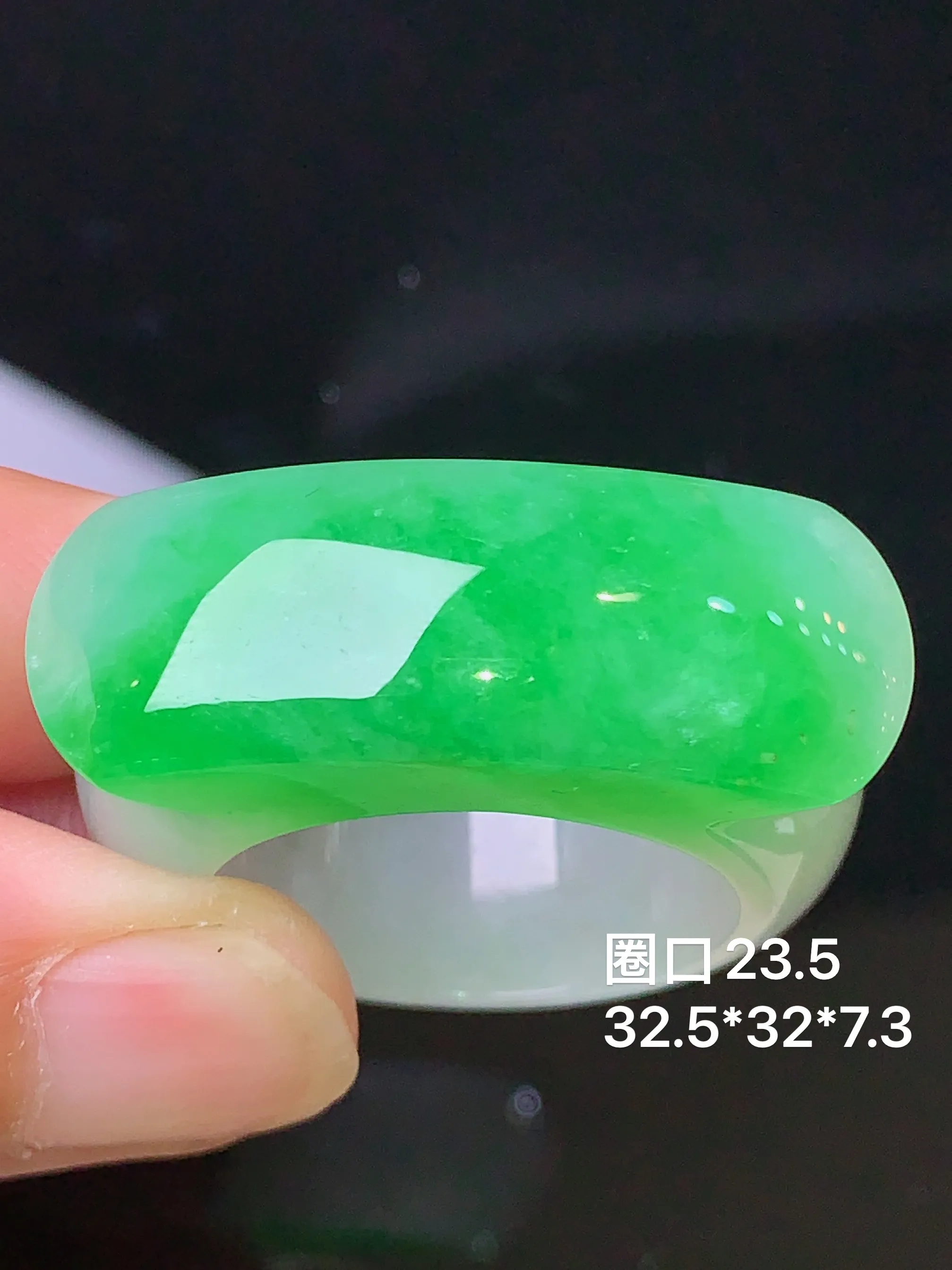 飘绿指环  玉质细腻 色泽艳丽  圈口23.5 整体尺寸32.5*32*7.3