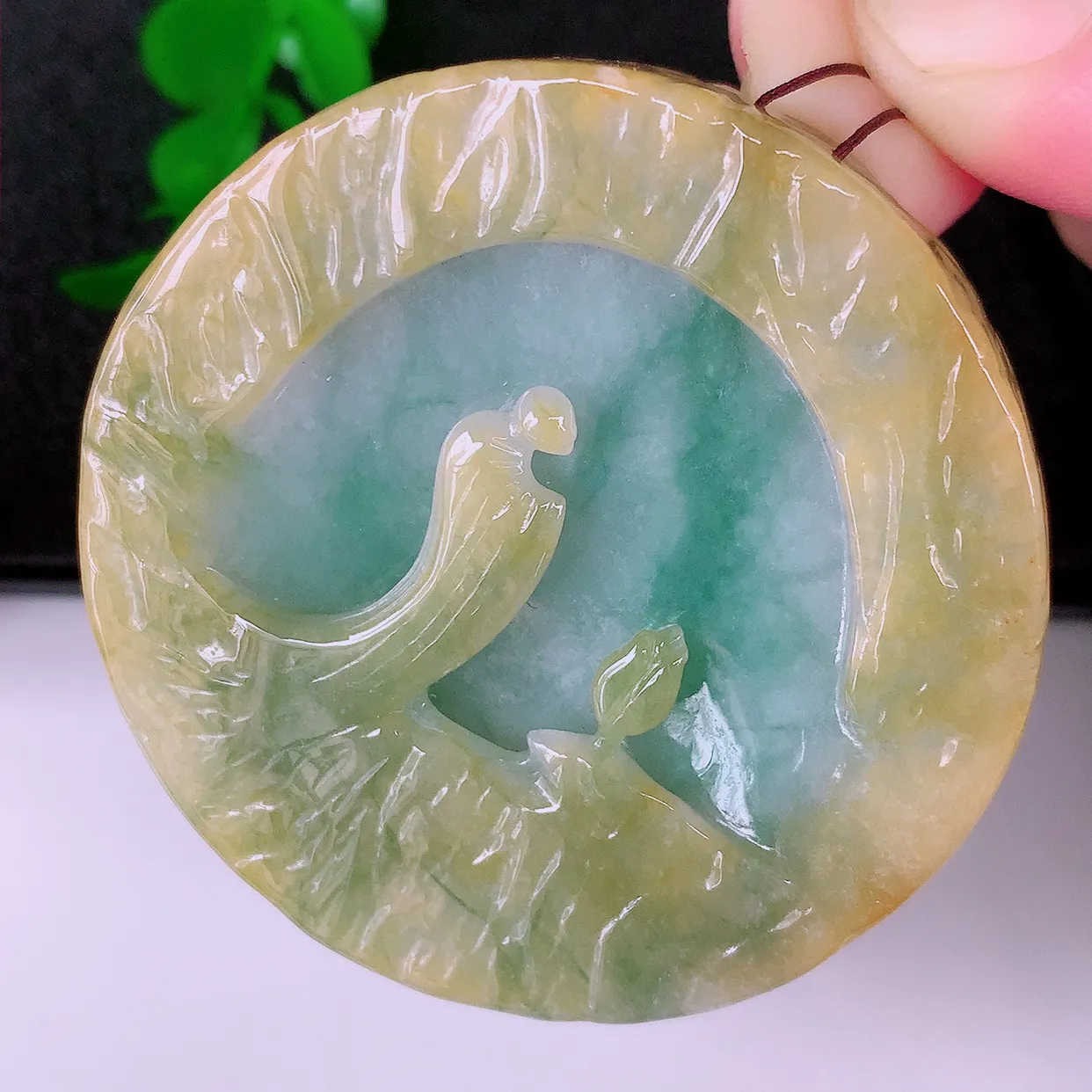 自然光实拍，特色黄加绿翡翠三彩悟道吊坠，翡翠悟道寓意“祥和，安宁，吉祥，幸福”，佩戴效果优雅迷人，性价比超高！#60.16