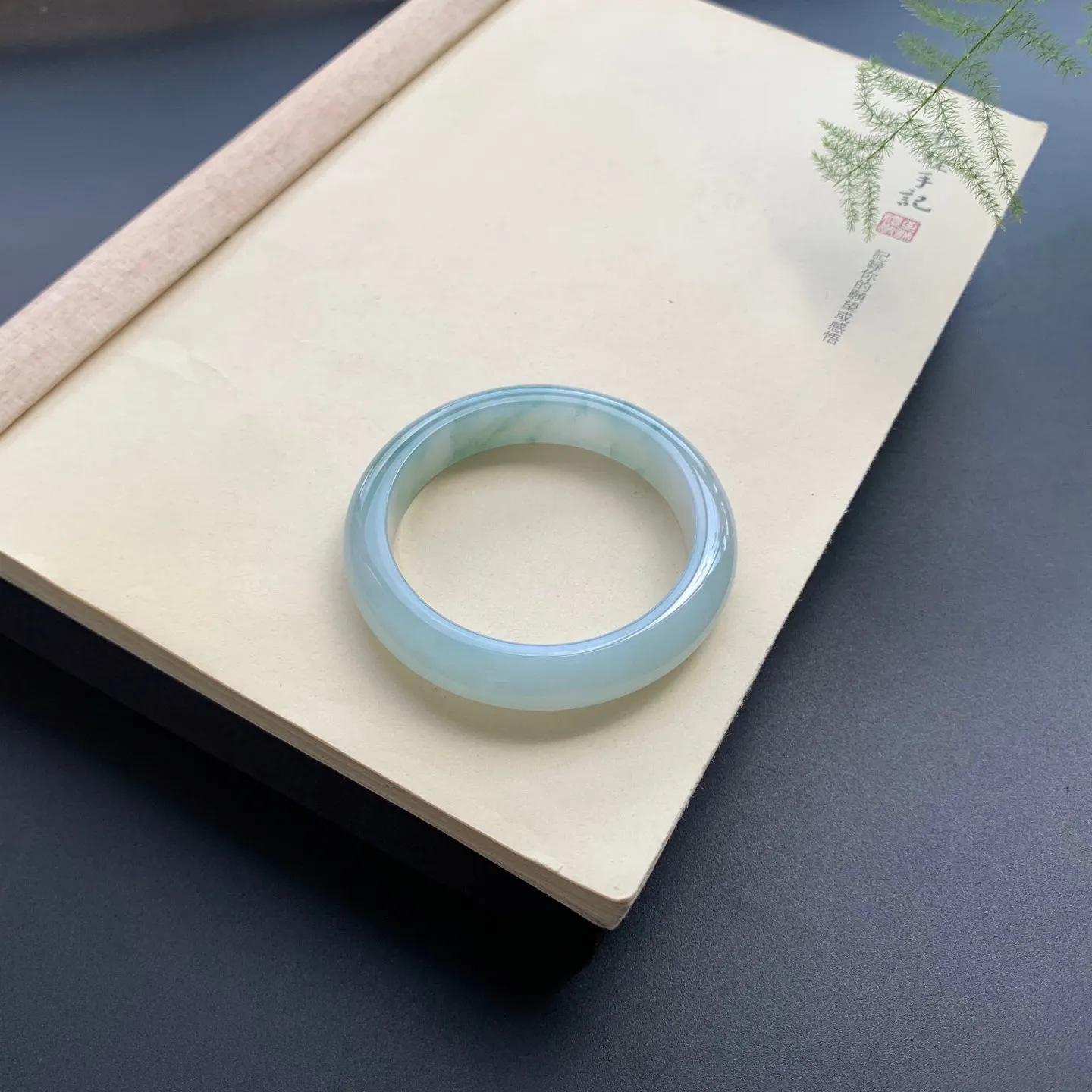57圈口飘花正圈手镯 尺寸：57-13-9，无纹裂，细腻光滑，花色飘逸