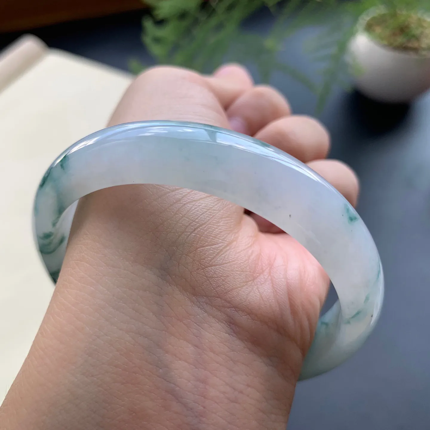 58圈口飘花正圈手镯 尺寸：58-12.6-7.3，无纹裂，细腻光滑，花色唯美