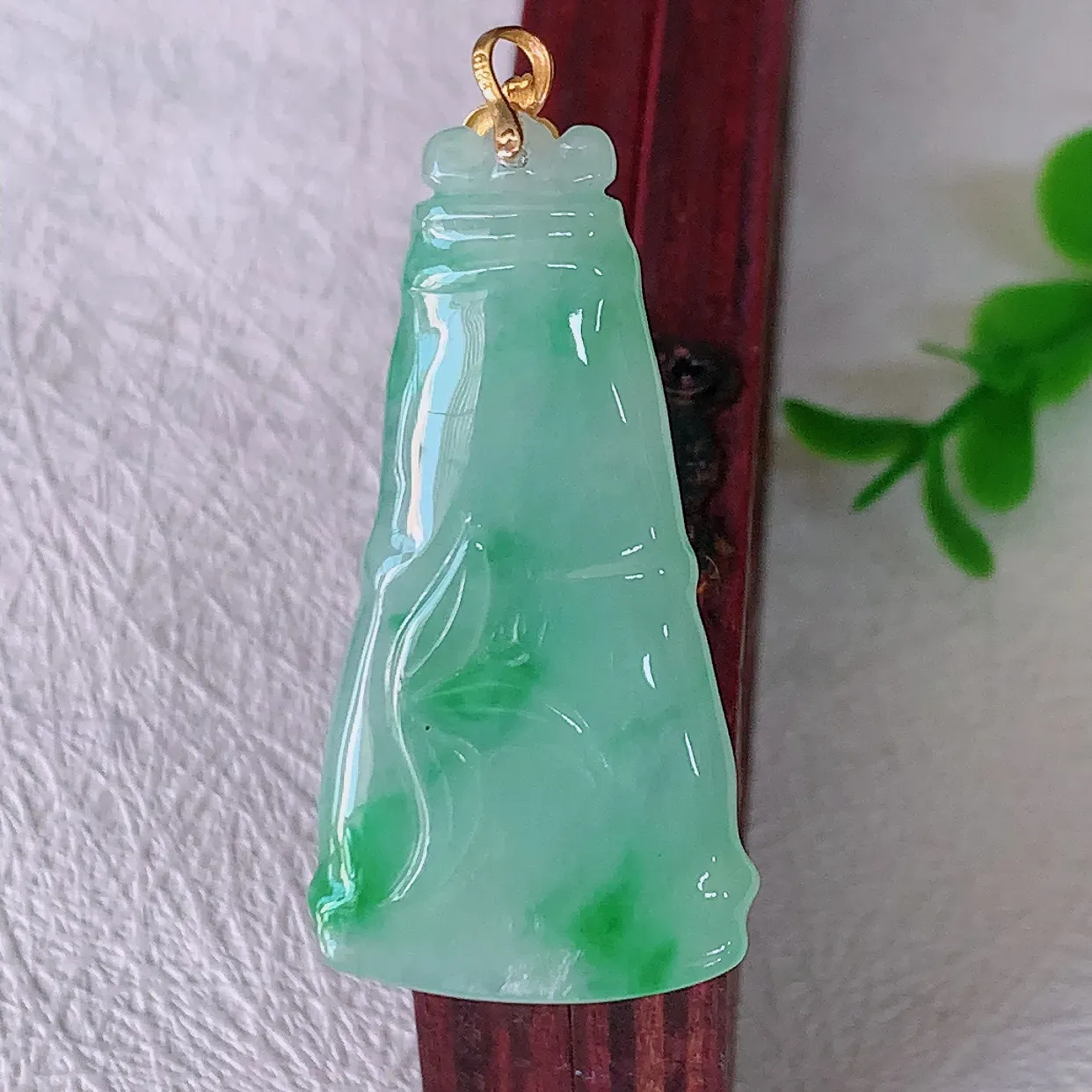 自然光实拍，18K金镶嵌冰飘绿竹节翡翠吊坠。竹节寓意“节节高，官运亨通，前程似锦，水润莹泽，清秀高雅，佩戴精美！#001.6整体40.2裸石35.5*18.8*5