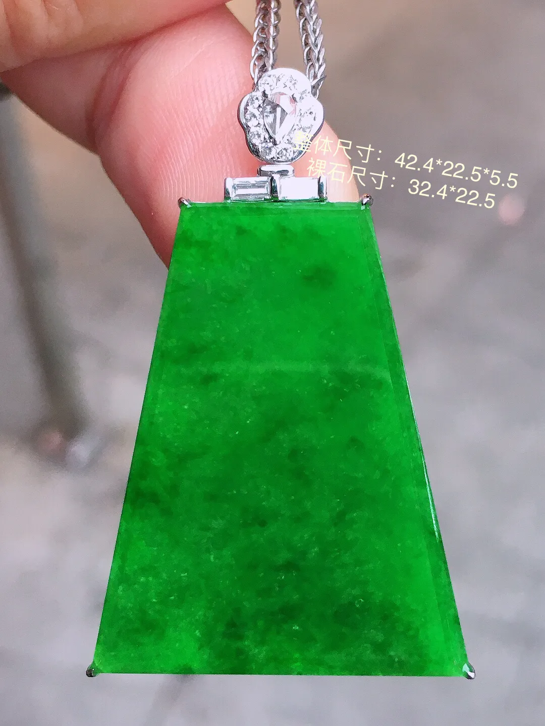 阳绿无事牌吊坠，色泽均匀艳丽，玉质细腻，荧光感超
强，饱满圆润，尽显优雅气质，18k
金豪华镶嵌