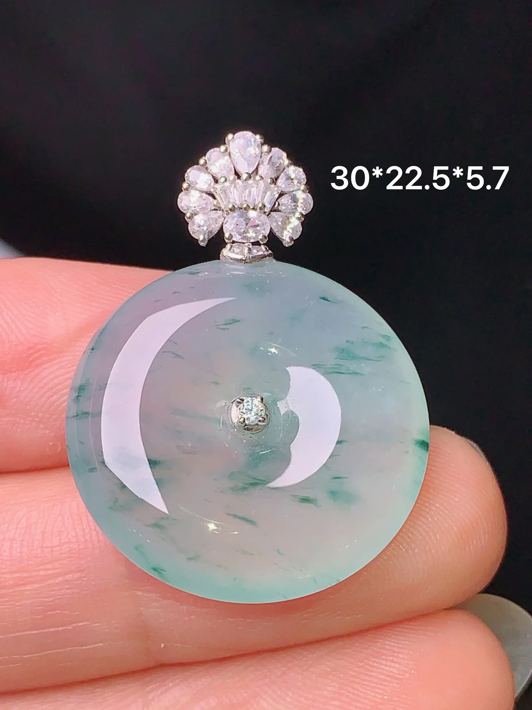 18k金钻镶嵌冰种飘绿平安扣吊坠 玉质细腻 色泽艳丽  整体尺寸30*22.5*5.7