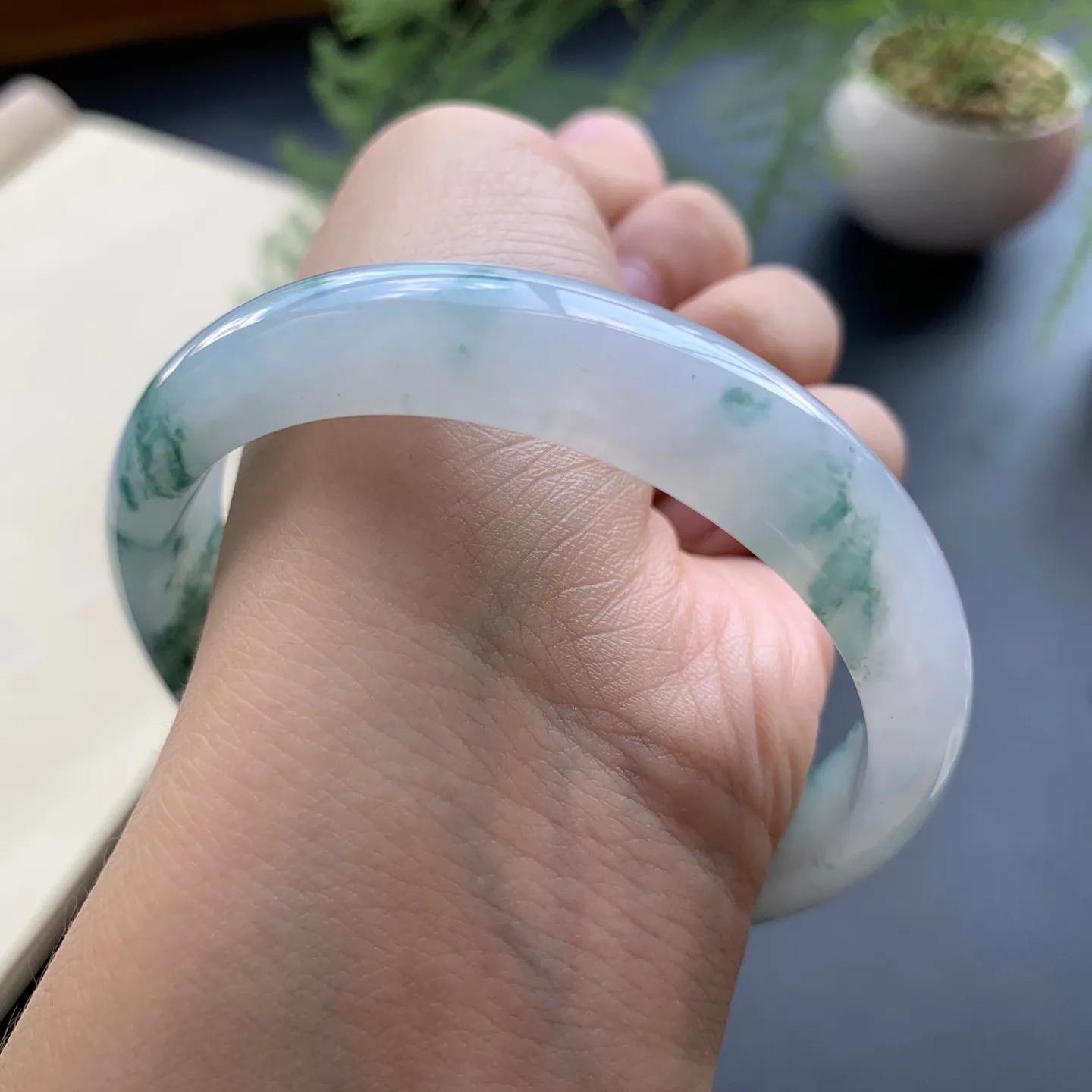 58圈口飘花正圈手镯 尺寸：58-12.6-7.3，无纹裂，细腻光滑，花色唯美