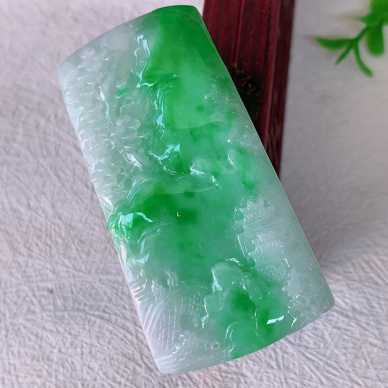 自然光实拍，冰飘绿山水牌吊坠，翡翠山水，立体生动形象，山水素材布局合理，意境感佳，佩戴上身效果更高贵 #1.16