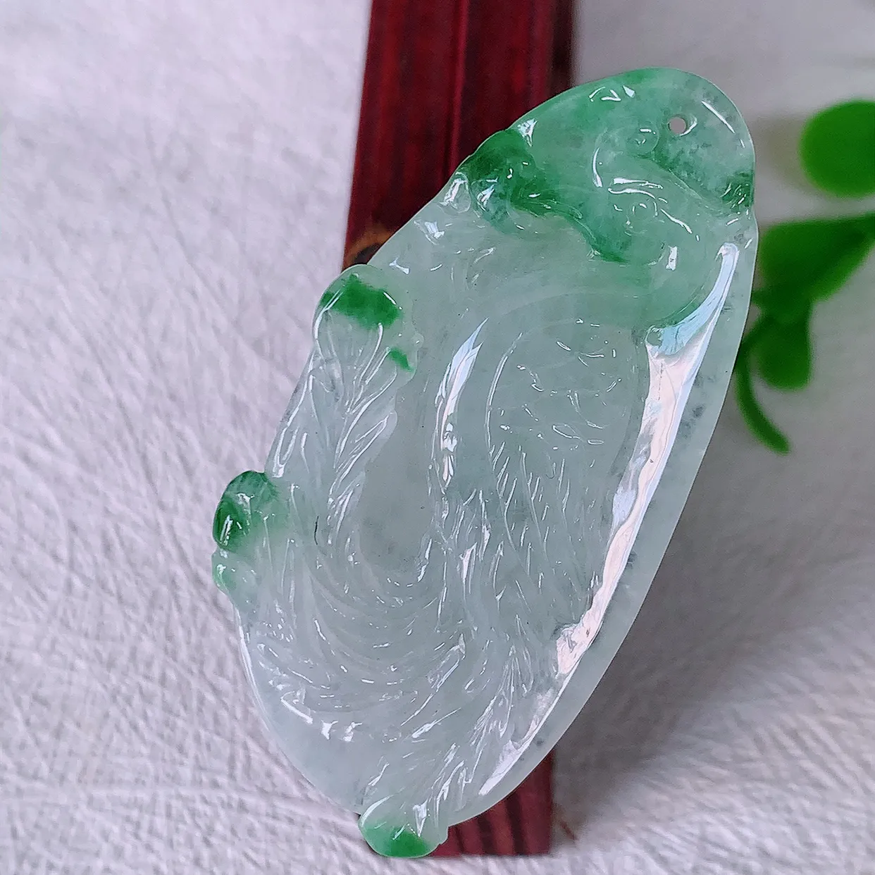 自然光实拍，冰种飘绿翡翠招财凤凰吊坠，种老水足，雕工精湛 ，寓意美好，佩戴时尚出众！#81.16