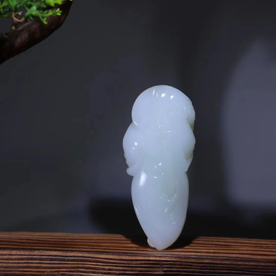 浩然典藏
【关公定乾坤】精品羊脂白玉，润若凝脂膏，浮雕层叠泛月华。关公垂目观心沉静入定，长须流瀑破空无痕，肃穆之气自莹透肌骨而生，闭目间威仪穿透玉胎。精工藏锋于润，抚之如触寒泉淬炼的雷霆。
【规格】83-36-22mm，83g
t9.16 1192