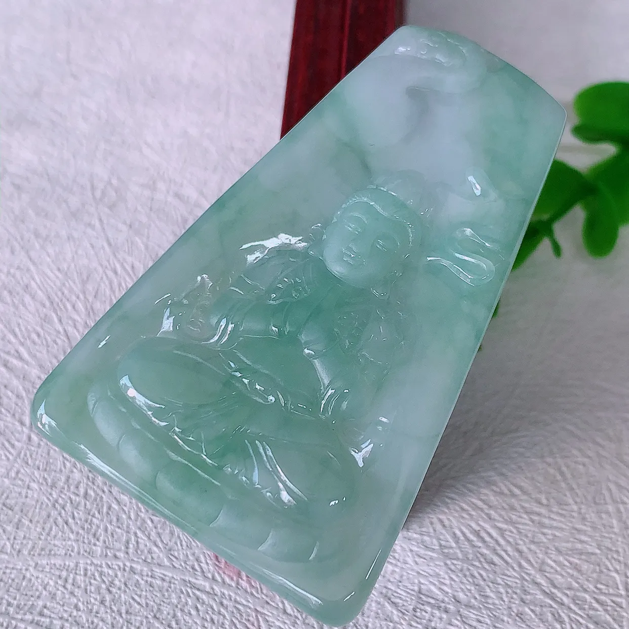 自然光实拍，冰飘花观音菩萨吊坠，赐福翡翠观音，翠绿迷人，观音面相端庄，佩戴时尚出众！#03.16