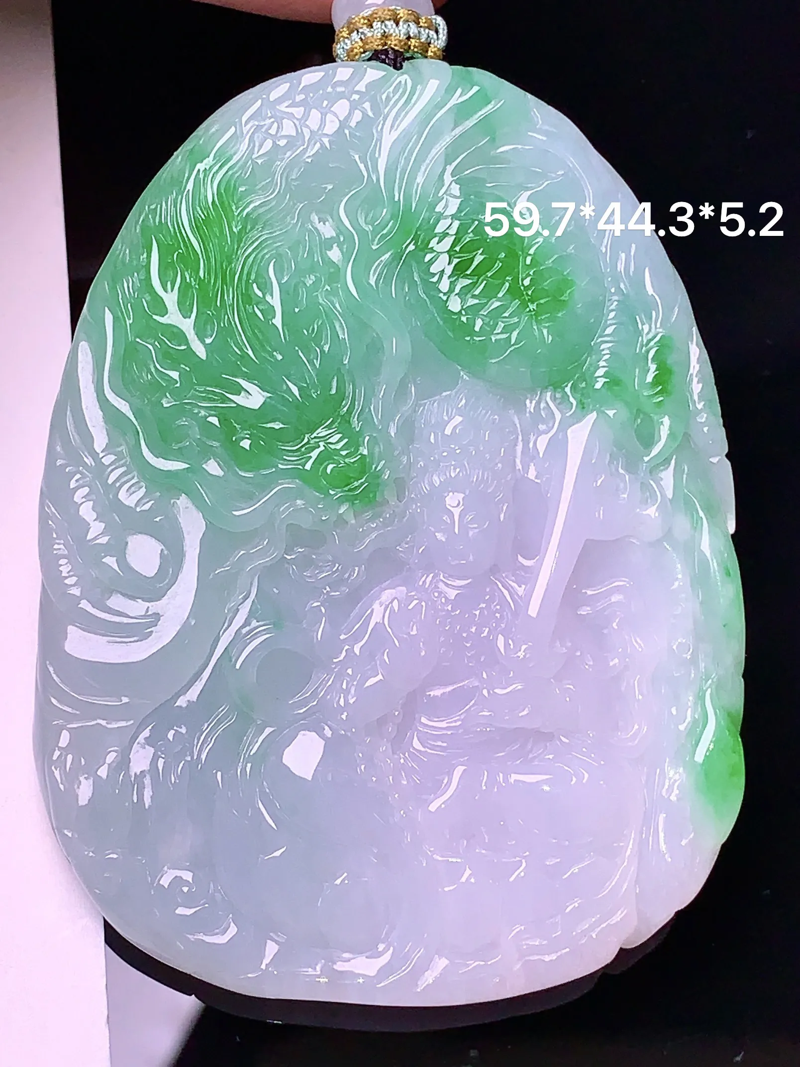飘绿龙牌吊坠 玉质细腻 色泽艳丽  整体尺寸59.7*44.3*5.3