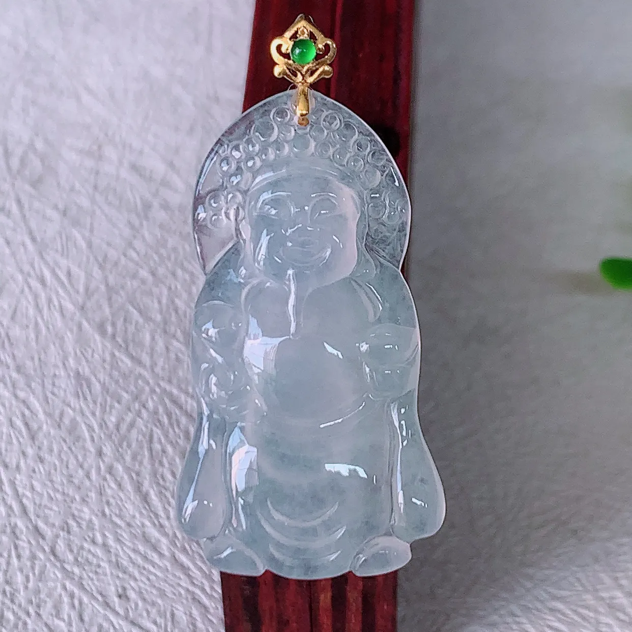 自然光实拍，18K金镶嵌冰种财神爷吊坠，翡翠招财财神爷，财神到你家里来，年年月月发大财，形态极为讨喜