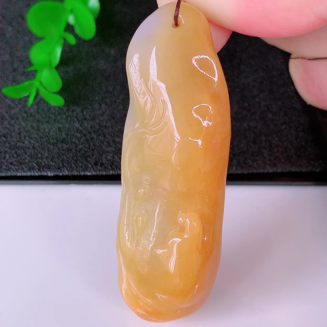 自然光实拍，特色黄翡双彩悟道吊坠，悟道寓意“祥和，安宁，吉祥，幸福”，佩戴效果优雅迷人，性价比超高！#60.16