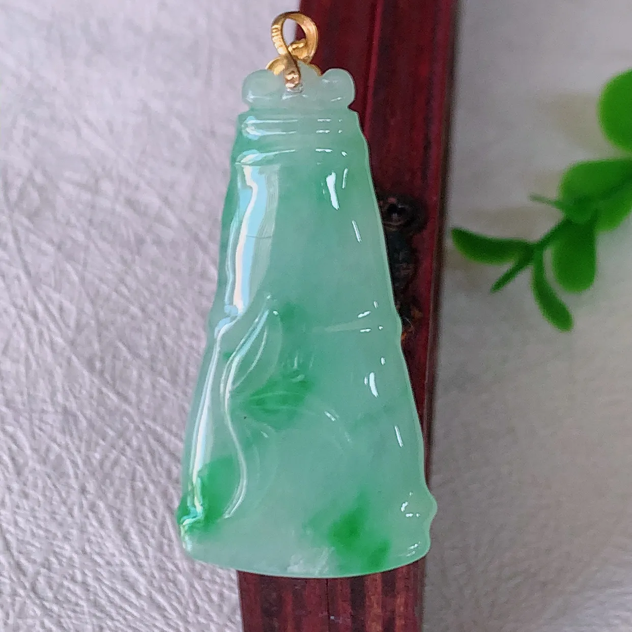 自然光实拍，18K金镶嵌冰飘绿竹节翡翠吊坠。竹节寓意“节节高，官运亨通，前程似锦，水润莹泽，清秀高雅，佩戴精美！#001.6整体40.2裸石35.5*18.8*5