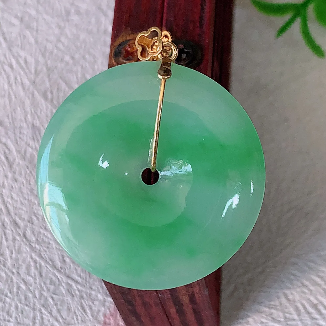 自然光实拍，18K金镶嵌冰飘绿翡翠平安扣吊坠，翡翠平安扣，冰润光泽，寓意平平安安，平安扣佩戴时尚漂亮！#00.16整体34.2*28.5*5裸石28.5*28.5