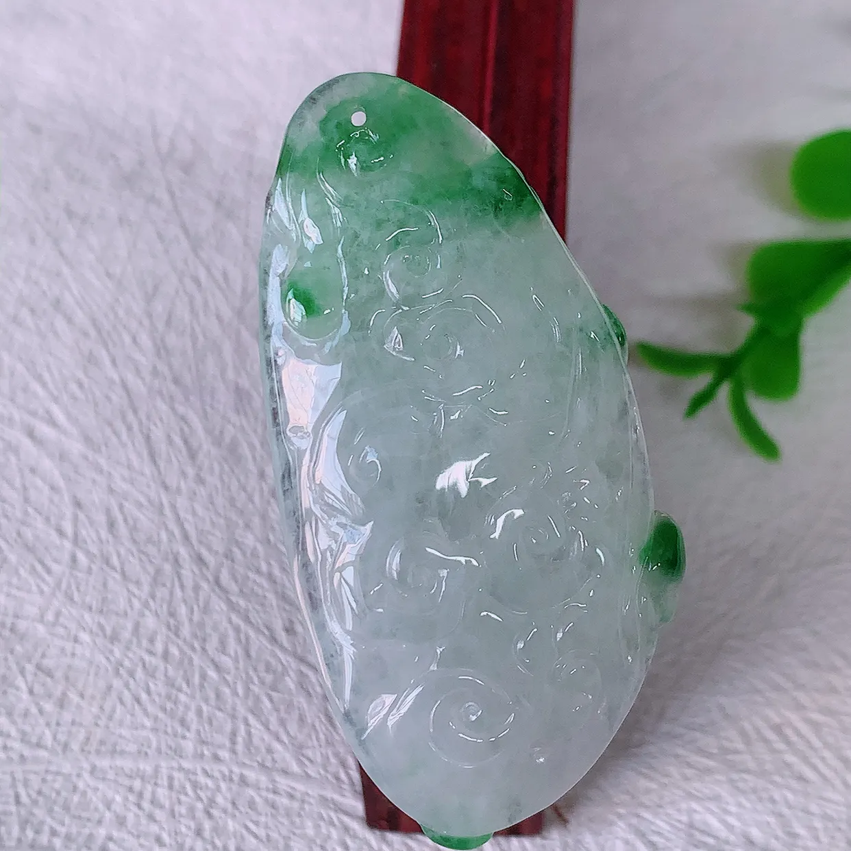 自然光实拍，冰种飘绿翡翠招财凤凰吊坠，种老水足，雕工精湛 ，寓意美好，佩戴时尚出众！#81.16