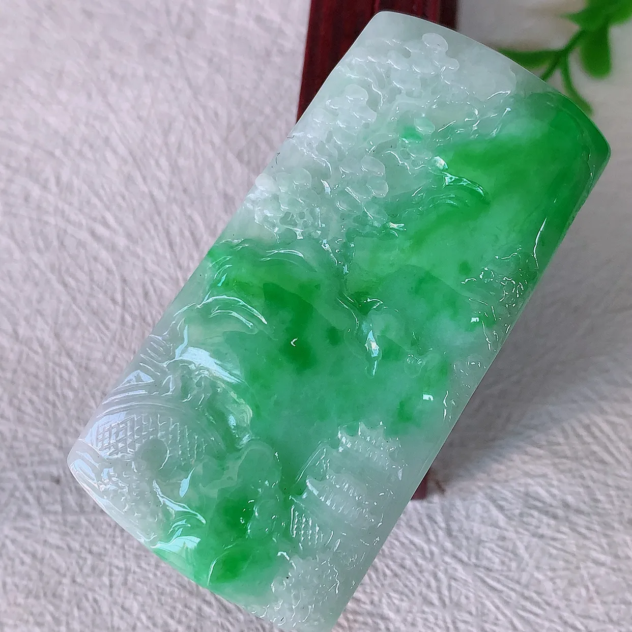 自然光实拍，冰飘绿山水牌吊坠，翡翠山水，立体生动形象，山水素材布局合理，意境感佳，佩戴上身效果更高贵 #1.16