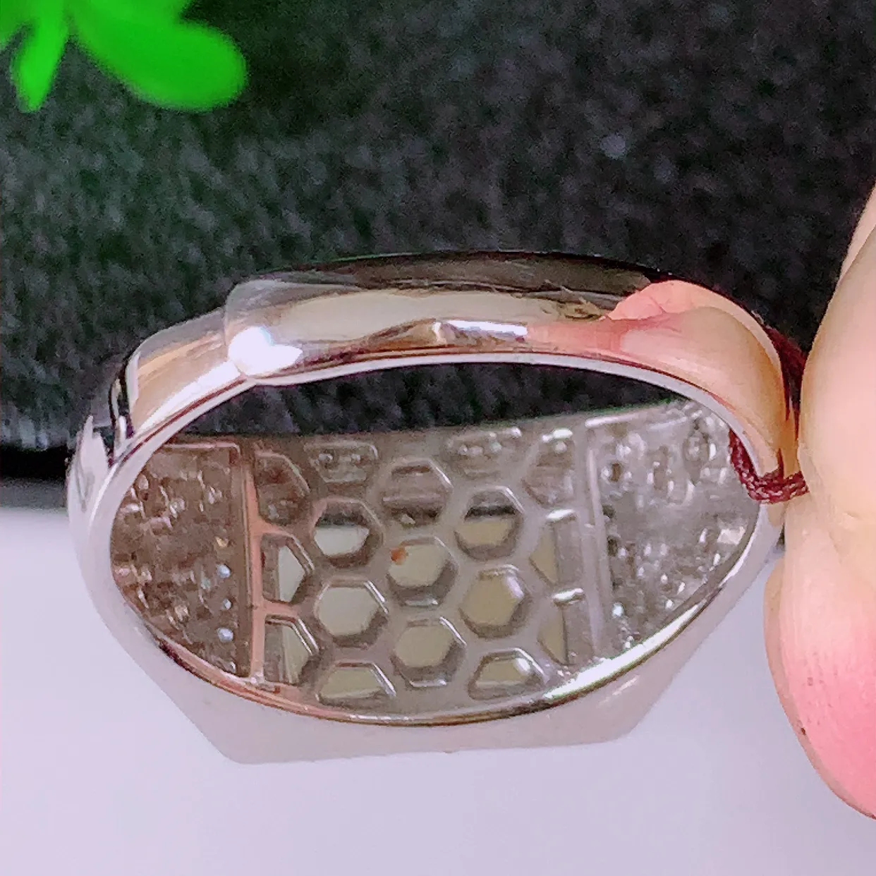 冰透满绿翡翠马鞍925银镶嵌戒指，自然光实拍，翠色灵动，颜色漂亮，种老水足，品相佳，佩戴佳品！#97.16（圈口可调大小）整体26*20*6.8裸石12.8*7.5
